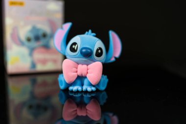 Bangkok, Tayland - 27 Haziran 2025 Sevimli Dikiş. Lilo ve Stitch filmindeki karakter. 52oyuncaktaki kör oyuncak. Disney dikiş tatlı pembe dizi kör kutu figürü