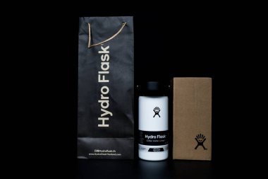 Bangkok, Tayland - 27 Haziran 2025: Beyaz Hydro Flask su şişesi, geniş ağızlı esnek bir yudum kapağı. Metal içecek kabı, çevresel ürün.