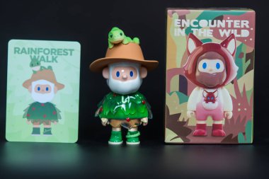 Bangkok, Tayland - 27 Haziran 2025: Unicorn FARMER BOB ile Vahşi Seriler Kör Kutusunda Karşılaşma. Adım Yağmur Ormanı Yürüyüşü.