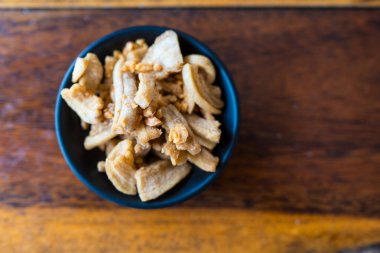 Domuz derisi veya ahşap masadaki mini kasede kızartılmış domuz derisi.