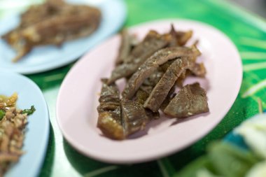 Pembe tabakta servis edilen ızgara sığır eti.