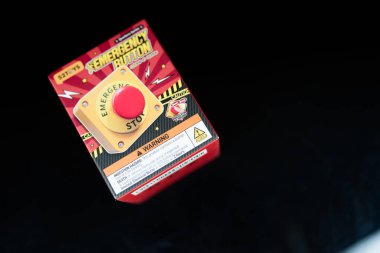 Bangkok, Tayland - 30 Haziran 2025: Siyah arka planda 52TOYS QUESERA Serisi-Acil Durum Düğme Serisi Blind Box Figür Oyuncağı.