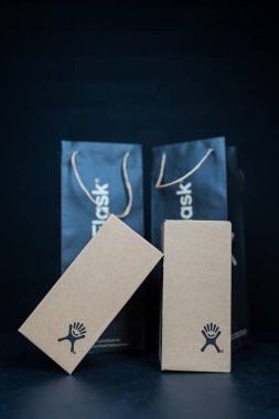 Bangkok, Tayland - 30 Haziran 2025: siyah arka planda Hydro Flask paketi. Metal içecek kabı, çevresel ürün.