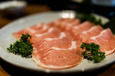 Sukiyaki ve shabu shabu için taze çiğ domuz dilimi.