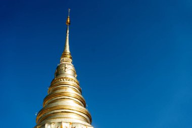 Pagoda, Wat Phra 'nın mavi gökyüzü arka planına karşı Chae Haeng, Nan eyaleti Tayland