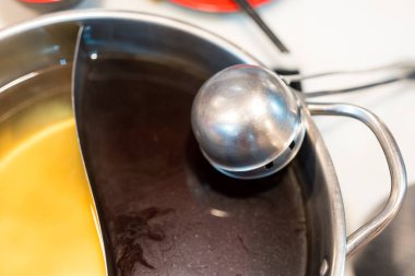 İki çeşit çorba ile nefis bir tencere.