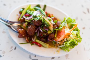 Baharatlı Çin sosis salatası. Yam Kun Chiang, salatalık ve sebzeli, Tayland yemeği kombinasyonu Çin yemeği, tatlı sosis stili, oymalı salatalık, acı biber ve taze soğan.