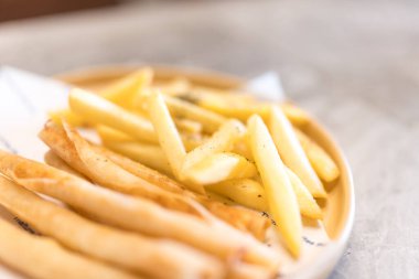 Tabağa patates kızartması yığını. Seçici odak