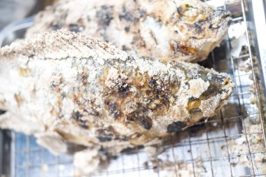 Tayland balığının ızgara kapağını ızgaraya konmuş tuzla kapat. Tayland 'da az yağlı ve sağlıklı bir yiyecek..