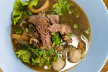 Haşlanmış sığır eti ve sakatat çorbasının üst görüntüsü