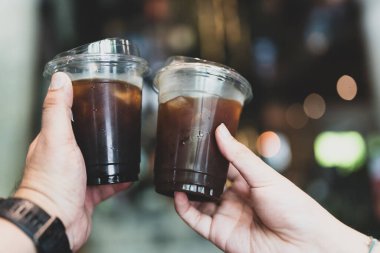 Ferahlatıcı içeceklerin şerefine. İki el buzlu kahve içecekler, gösteriş meraklısı. Kahve severler için mükemmel.