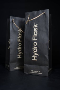 Bangkok, Tayland - 6 Temmuz 2025: Siyah arka planda, çevresel ürün üzerine Hydro Flask paketi.