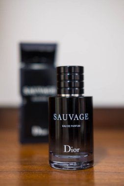 Bangkok, Tayland - 6 Temmuz 2025: Tahta masadaki Dior Sauvage parfümünün dikey çekimi