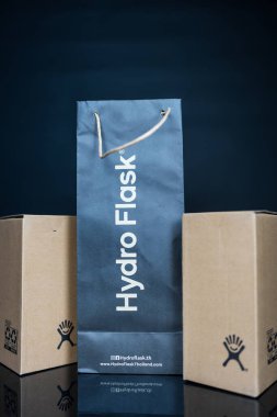 Bangkok, Tayland - 6 Temmuz 2025: Siyah arkaplanlı Hydro Flask paketi. Metal içecek kabı, çevresel ürün.