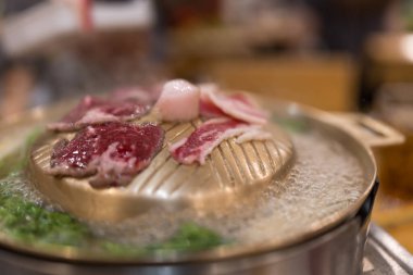 Sıcak tavada Tayland barbekü büfesi bifteğini yakın.