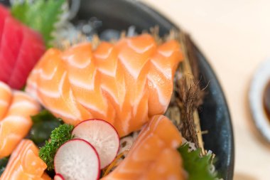 Çiğ somon dilimleri yemek için hazır. Sağlıklı lezzetli yemekler. Lezzetli gurme yemeği. Yüksek kaliteli malzemeler. Zarif sunum.