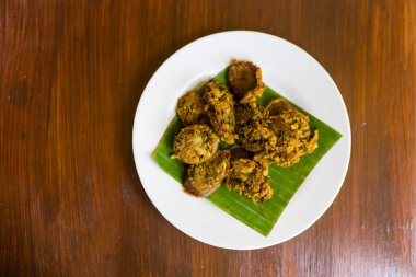 Sai ua, Kuzey Tayland 'da en sevilen sosis olan yaprak muz üzerinde servis edilir. Kuzey Tayland sosisi