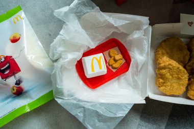 Bangkok, Tayland - 12 Temmuz 2025 McDonald Happy Meal 2025 Little McDonald 's, 4 pc. Tavuk McNuggets. Bu koleksiyonun tamamı 10 dizayn