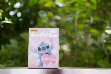 Bangkok, Tayland - 12 Temmuz 2025: bir kutu figür dikiş. Lilo ve Stitch filmindeki karakter. 52oyuncaktaki kör oyuncak. Disney dikiş tatlı pembe dizi kör kutu figürü