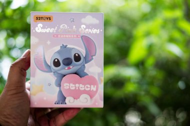 Bangkok, Tayland - 12 Temmuz 2025: bir kutu figür dikiş. Lilo ve Stitch filmindeki karakter. 52oyuncaktaki kör oyuncak. Disney dikiş tatlı pembe dizi kör kutu figürü