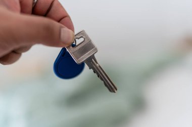 Ellerinde metal anahtarlar, yeni ev sahibinin evi.