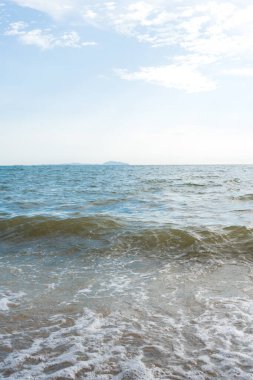 Dalgaların atmosferi hafif bir esintiyle Bangsaen, Chonburi, Tayland