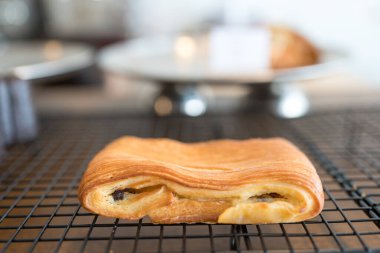 Acı Suisse ya da İsviçre Ekmeği Kafede siyah ızgaraya yerleştirilmiş.