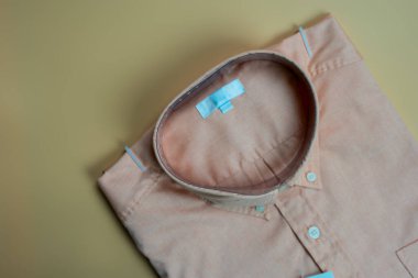 Erkeklerin yeni pastel gömleği. Üst görünüm