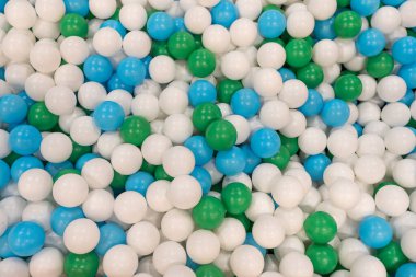 Beyaz, yeşil ve mavi topların top havuzunda kapalı oyun sahasında üst görünümü