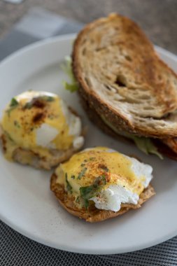 Hollandaise soslu nefis bir Benedict yumurtası, tadını çıkarmaya hazır..