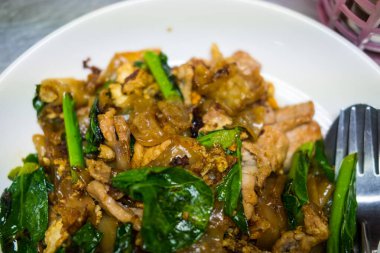 Pad See ew Tayland 'da popüler bir sokak yemeğidir. Kızarmış pirinç, domuz eti ve koyu soya soslu.