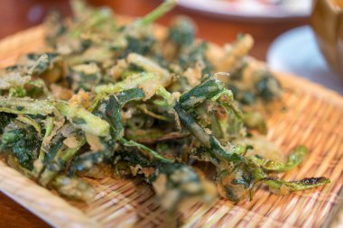 Baharatlı gevrek sabah zafer salatası (Yum Pak Boong Grob), kızarmış sabah zaferi ve baharatlı Tayland sosuyla lezzetli bir salata türüdür.