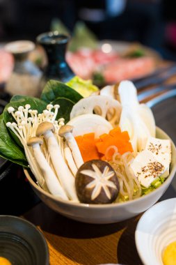 Organik sebzeler, kasede sıralanmış. Shabu ve sukiyaki 'de kullanılmak üzere havuç, mantar, yeşil sebze gibi sağlıklı sebzeler.