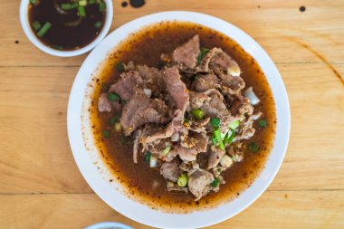 Tayland domuz boynu ve bitki salatası Tayland 'ın popüler geleneksel bir Tayland yemeğidir. Baharatlı Kıymalı Domuz Salatası da Pla Moo olarak bilinir..