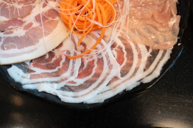 Yakın plan çekimler çiğ, taze domuz dilimleri vapur yemeği için hazırlanıyor..