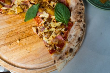 Lezzetli Hawaii pizza dilimi. Üst görünüm