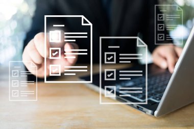 Çevrimiçi onaylı kağıtsız kalite güvencesi ve ERP yönetim kavramı, çevrimiçi belge veritabanı, kağıtsız ofis kavramı için belgeye dokunan işadamı