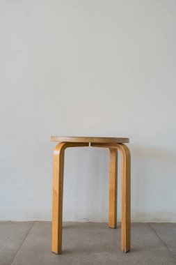 Modern bar taburesi, ahşap koltuk nötr mutfak veya ev dekorasyonu için.