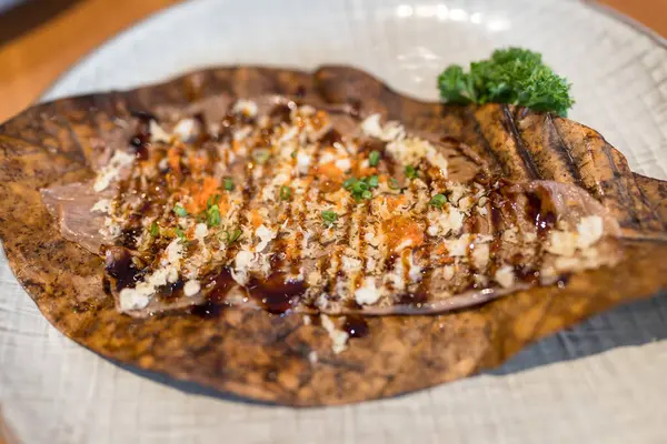 Oba yapraklarının üzerinde ızgara wagyu bifteği.