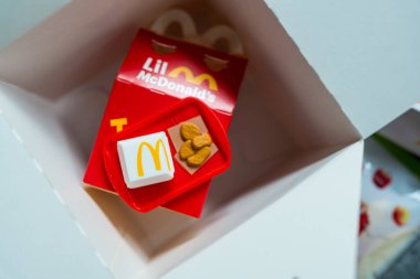 Bangkok, Tayland - 21 Temmuz 2025 Oyuncak ismi 4 PC. Tavuk McNuggets McDonald Happy Meal 2025 Little McDonald 's. 10 tipin hepsini topla