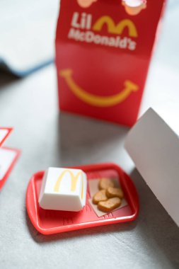 Bangkok, Tayland - 21 Temmuz 2025 Oyuncak ismi 4 PC. Tavuk McNuggets McDonald Happy Meal 2025 Little McDonald 's. 10 tipin hepsini topla