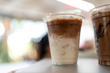 İki kat taze süt ve espresso ile buzlu latte kahve.