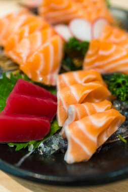 Bir tabak taze somon balığı ve ton balığı. Japon yemeği.