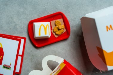 Bangkok, Tayland - 24 Temmuz 2025 Oyuncak ismi 4 PC. Tavuk McNuggets McDonald Happy Meal 2025 Little McDonald 's. 10 tipin hepsini topla