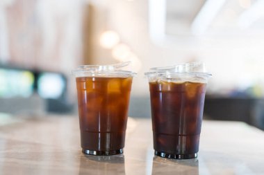 Kahve dükkanındaki mermer masada iki bardak buzlu kahve..