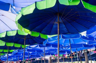 Tayland, Bangsan sahilindeki sahil şemsiyesinin alt manzarası.