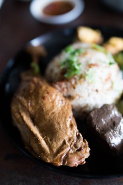 Pilav ve sebzeli fırında tavuk. Kapat.