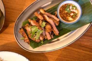 Baharatlı soslu ızgara biftek, Tayland 'da çene sosu deniyor. Kuzeydoğu Tayland yemekleri