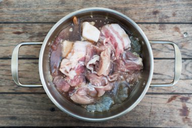 Çiğ terbiye edilmiş domuz eti, domuz eti ve Tayland usulü ızgara sıcak tencere için terbiye edilmiş taze karides veya Moo Krata adında Tayland yemeği.