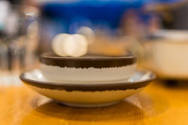 Beyaz seramik kâse ile masa ayarları ahşap masa üzerinde shabu için kullanmaya hazır